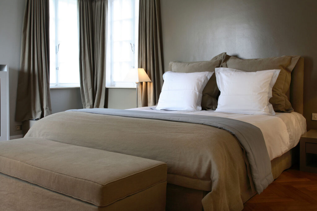 Realisatie bed en styling - De Nachtwacht - privéwoning Kortrijk