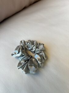 Silkmood zijden scrunchie M – zilver