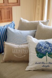 Blauw sierkussen Lexington stripe scallop_sfeerbeeld