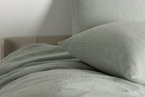 Casilin kussensloop – 65×65 – Crinkly Uni – Sage Green