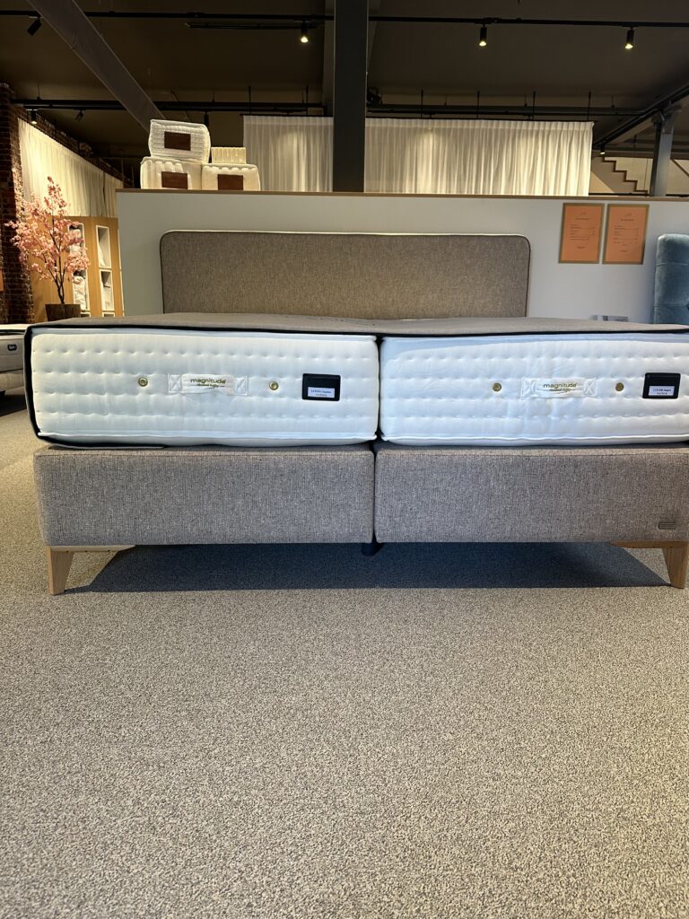 Magnitude Heritage boxspring met hoofdbord Ronda met bies