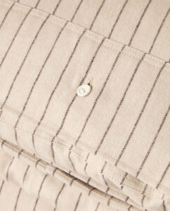 Lexington_flanel_pinstripe_knopdetail