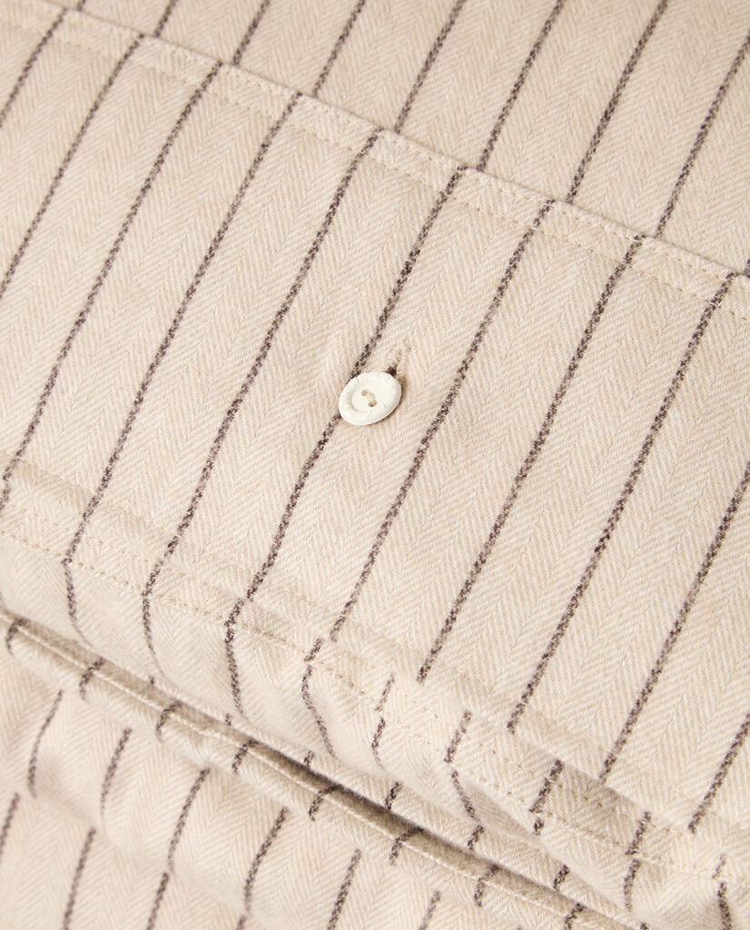 Lexington_flanel_pinstripe_knopdetail