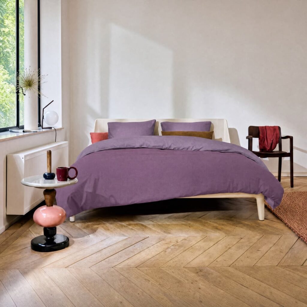 auping-chambray-plum_dekbedovertrekset_opgemaakt