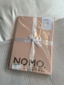 Nomo_peach_katoensatijn_packaging