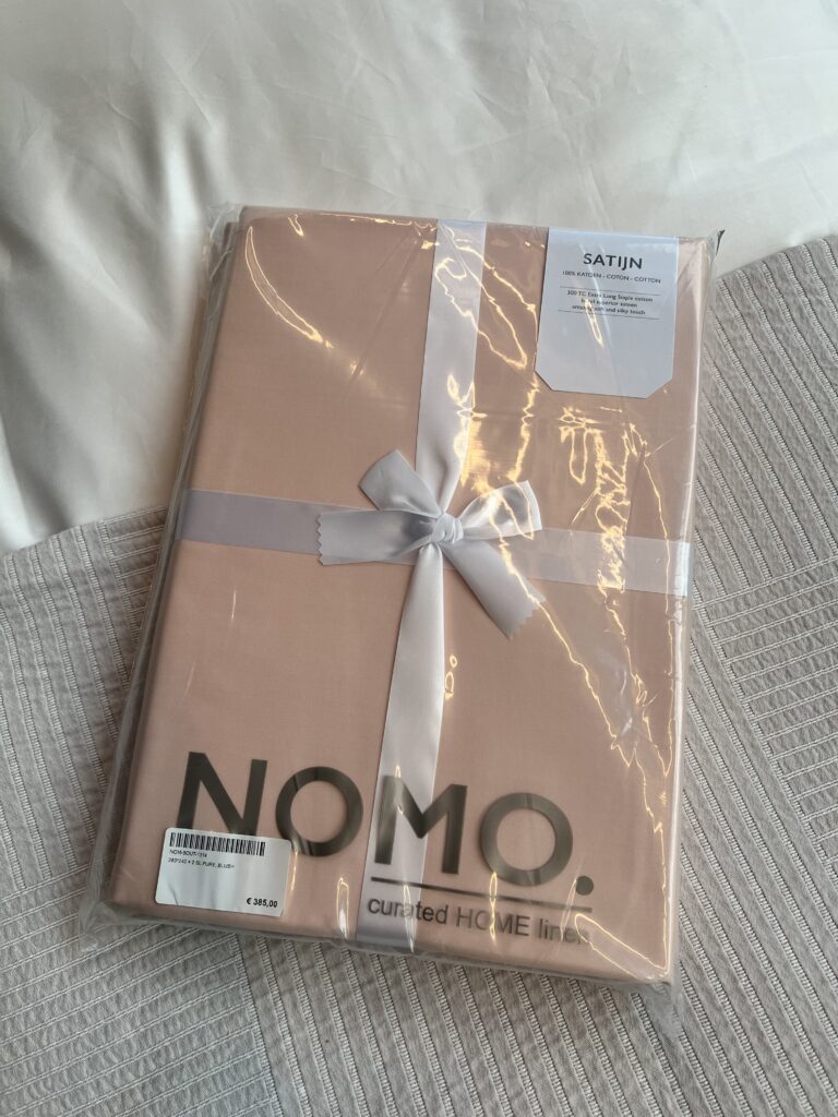 Nomo_peach_katoensatijn_packaging