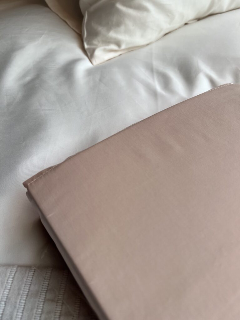 Nomo dekbedovertrek – 280×240 – Boutique uni gloss – Blush incl. slopen 63×63