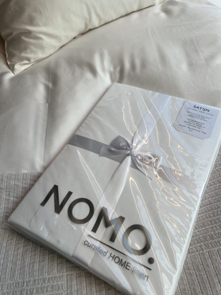 Nomo dekbedovertrek – 140×220 – Boutique uni gloss – White incl. sloop 63×63
