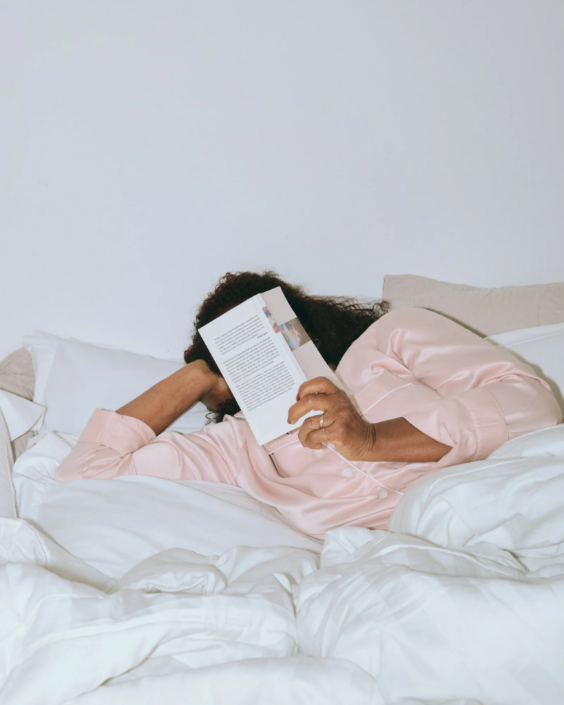 Slaapkamer_vrouw_boek_lezen