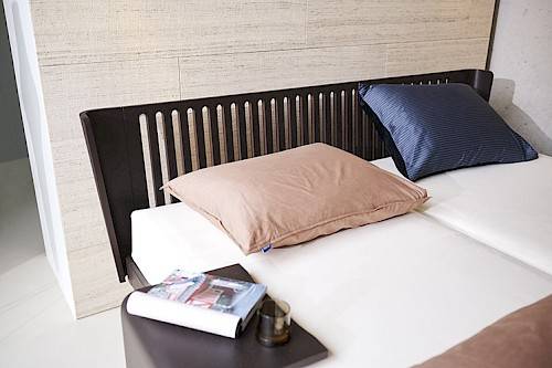 Détail de la tête de lit avec découpe – lit Noa d’Auping