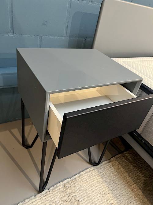 Table de chevet Pixel Auping avec tiroir ouvert