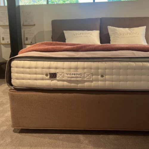 Vue de face du matelas Vispring Regent en situation dans le showroom