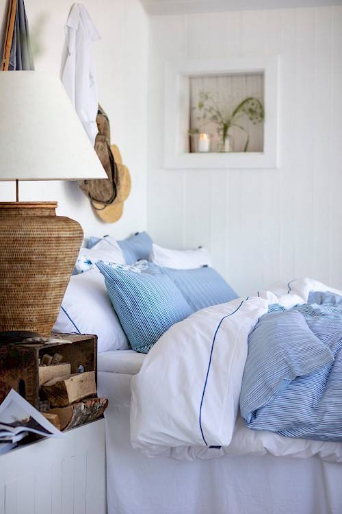 Zomerse slaapkamerlook in blauwtinten